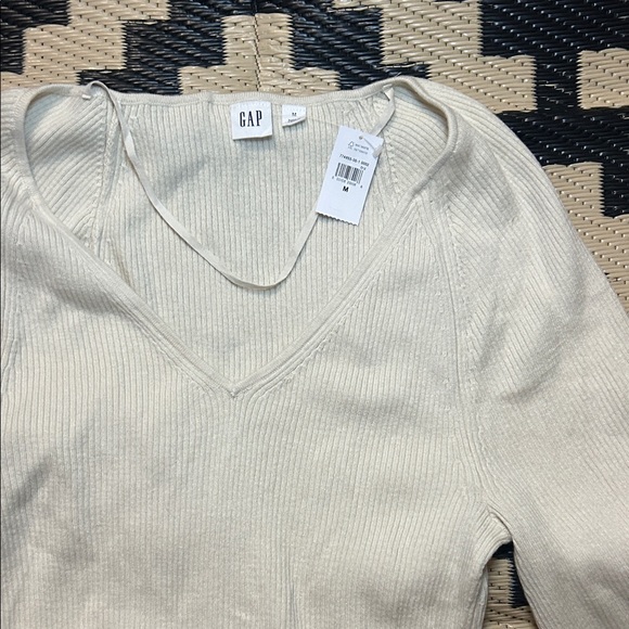 NWT GAP Women's Sz M V-Neck Sweater in Cream - Picture 1 of 5